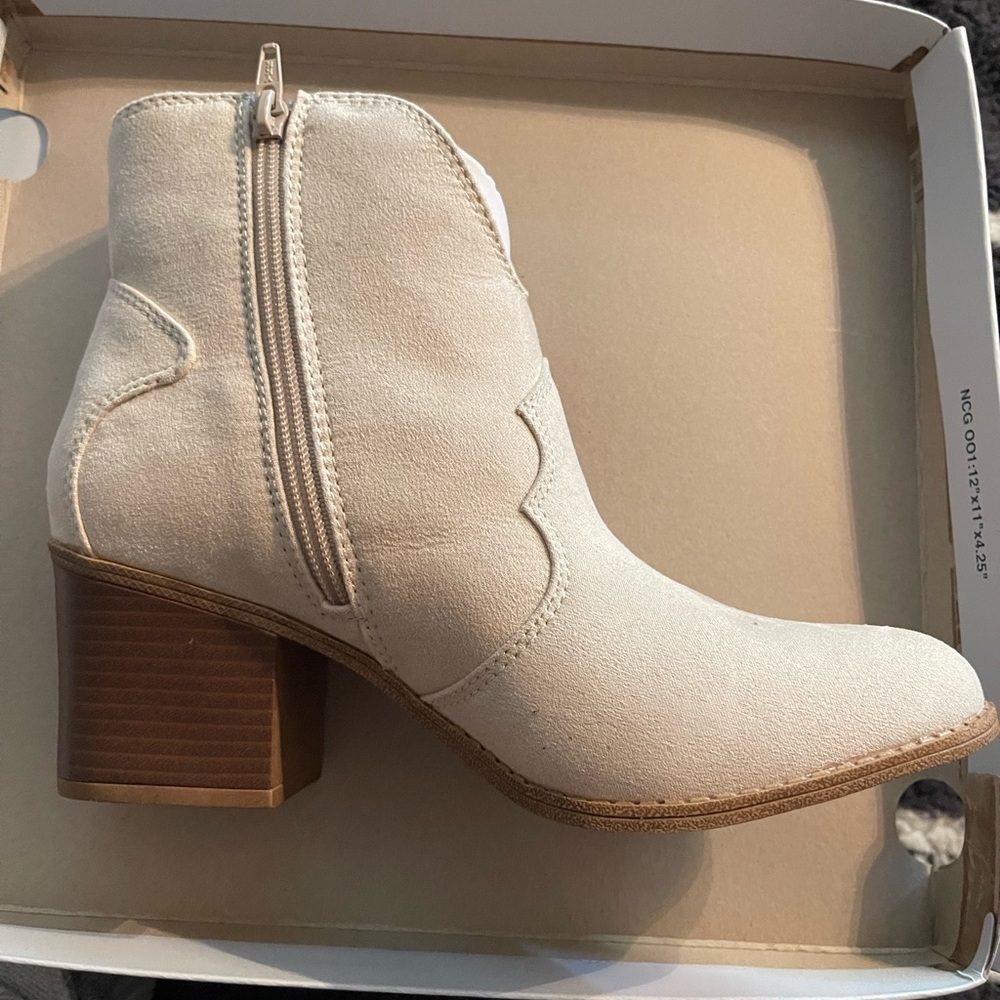 NWOT Croft & Barrow Western Style Ankle Boots Size 7-7.5 Tan & White, Inside Zip